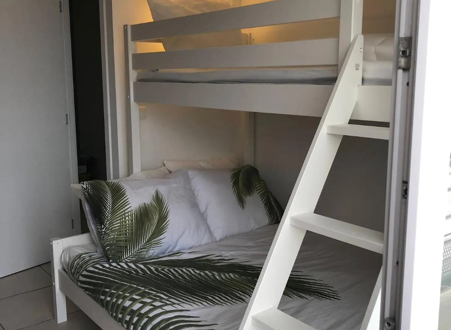 Volledig Gerenoveerd 2 Slaapkamer Appartement In Westende-Bad, 250 M Van Het Strand 0*, Westende-Bad